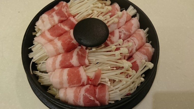 一鍋兩菜!
金針菇卷+宮保雞丁,封口朝下碼入內鍋蓋。