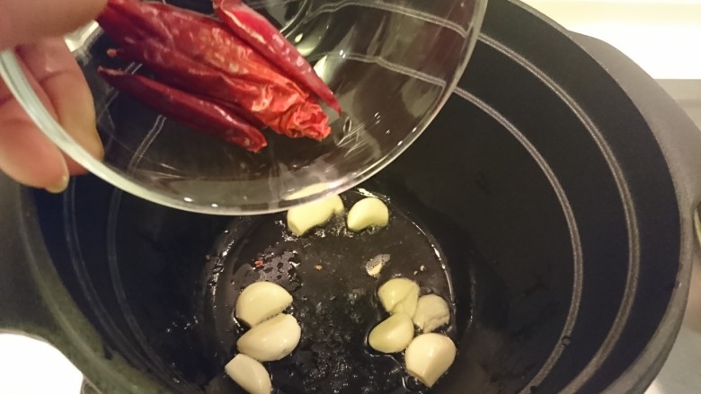 一鍋兩菜!
金針菇卷+宮保雞丁,加入乾辣椒。