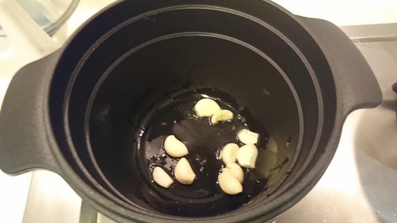 一鍋兩菜!
金針菇卷+宮保雞丁,爆香蒜頭。