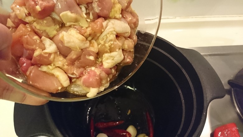 一鍋兩菜!
金針菇卷+宮保雞丁,放入醃好的雞腿肉。