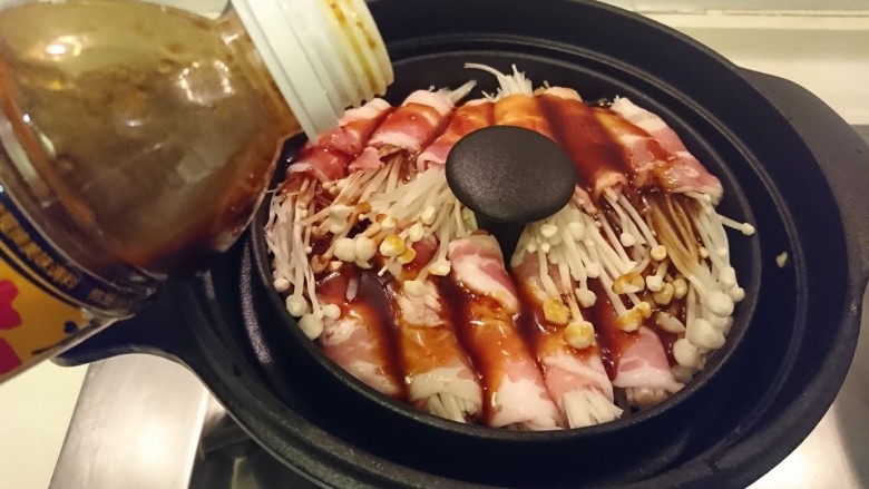 一鍋兩菜!
金針菇卷+宮保雞丁,在金針菇肉卷上淋上燒烤醬。不用多,走一圈就好。