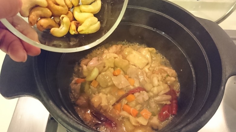一鍋兩菜!
金針菇卷+宮保雞丁,雞腿肉部分也是!最後加入腰果。