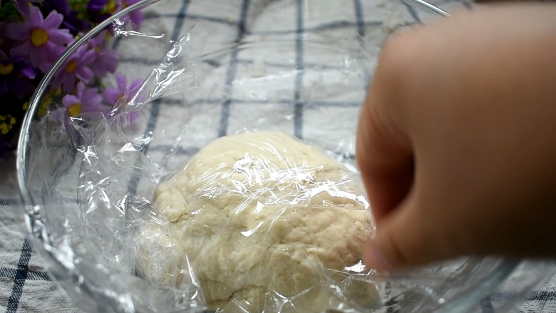 多层肉饼,用保鲜膜包裹,醒发半小时