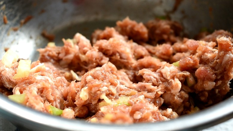 多层肉饼,顺着一个方向,搅拌上劲