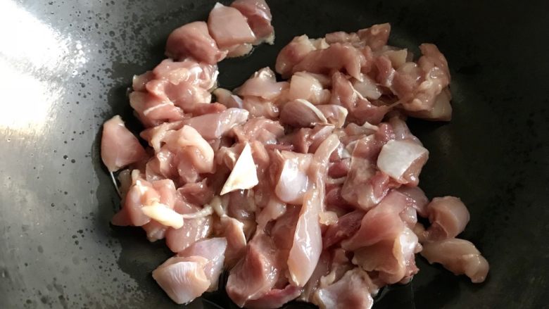 玉米浓汤,把腌好的鸡腿肉倒入锅里煸炒,炒熟。