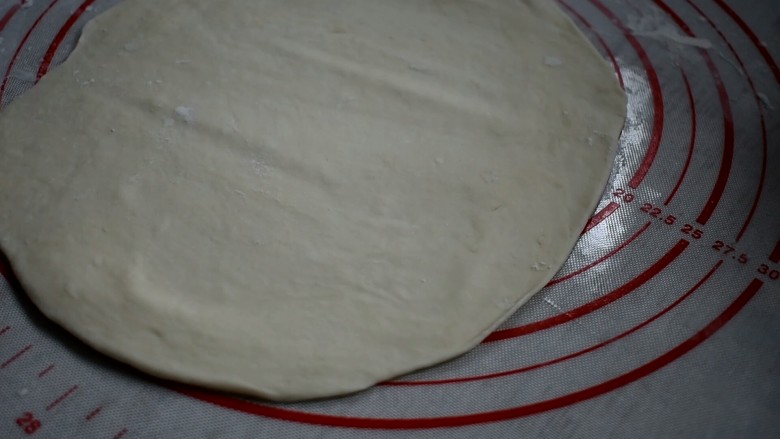 多层肉饼,再擀成一个薄片,尽量擀得薄一点