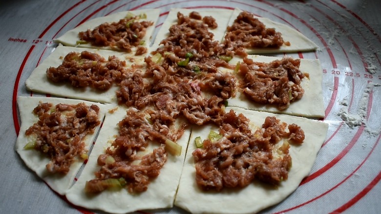 多层肉饼,把肉馅铺在面皮上边,涂抹均匀
