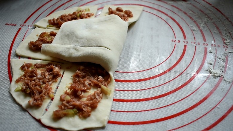 多层肉饼,然后再向左折过来。同样的方法把剩下的面皮都折好