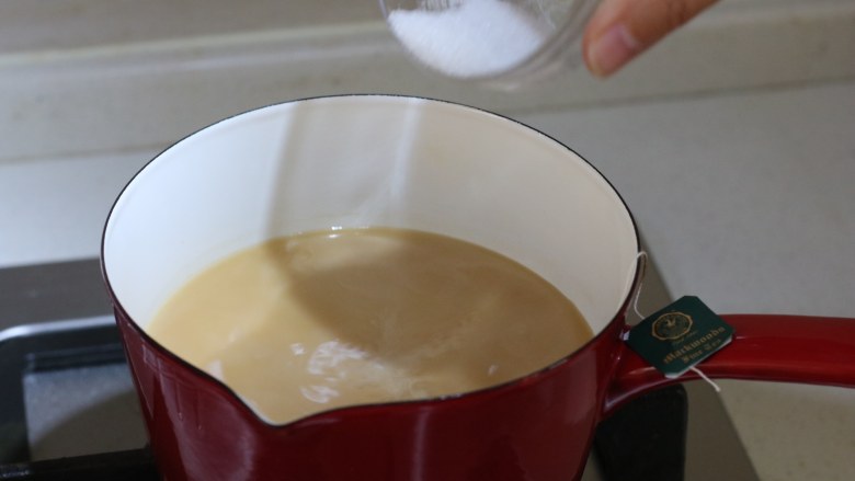 不用去香港也能喝上正宗的港式奶茶,4、取出茶包(如果用茶叶就用滤网过滤一遍)
放炉灶上开小火,加入15~20g白砂糖(依个人口味添加),用汤匙搅拌至白砂糖完全溶解,加热的奶茶保持锅边起小泡即可,无需煮大开。