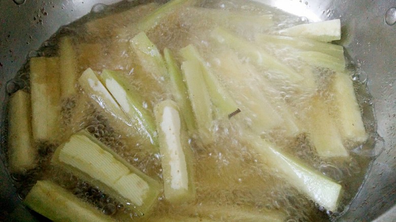鱼香茄子,放入油锅内开始炸。(大约四成热)