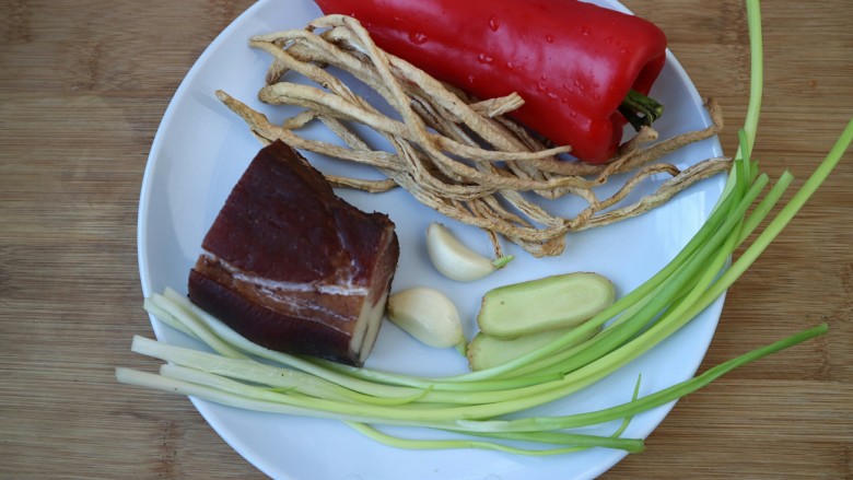 下饭利器~萝卜干彩椒烧腊肉,准备食材。
