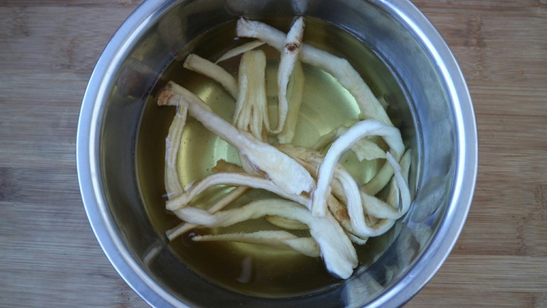 下饭利器~萝卜干彩椒烧腊肉,<a style='color:red;display:inline-block;' href='/shicai/ 754'>萝卜干</a>先用温水浸泡约一小时。