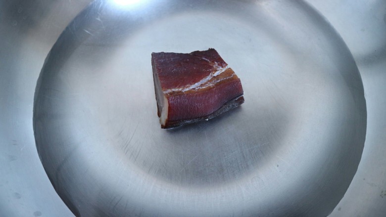 下饭利器~萝卜干彩椒烧腊肉,<a style='color:red;display:inline-block;' href='/shicai/ 436'>腊肉</a>用水煮一小时左右。