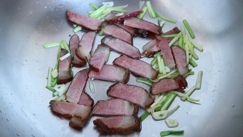 下饭利器~萝卜干彩椒烧腊肉,放入腊肉煸炒均匀。