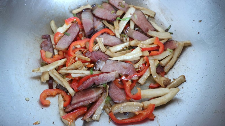下饭利器~萝卜干彩椒烧腊肉,最后放入彩椒翻炒均匀,即可关火出锅。
