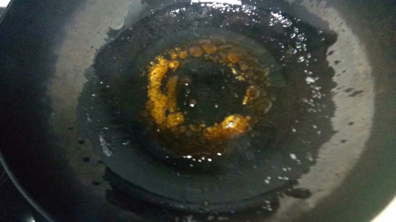 红烧排骨炖山药,锅中放入适量油,倒入白糖,小火炒至金黄色。