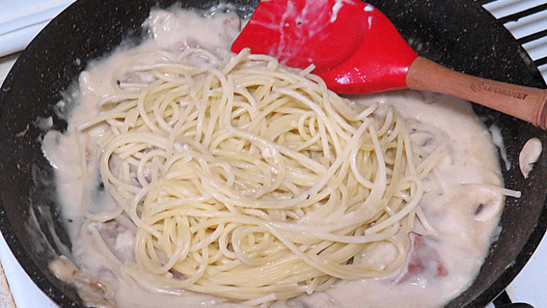 芝滋味浓滴【培根蘑菇白酱意面】,放入煮好沥干的<a style='color:red;display:inline-block;' href='/shicai/ 533'>意大利面</a>,用筷子搅拌使酱汁和面混合均匀,随即关火