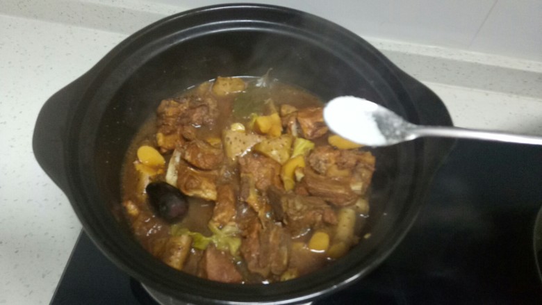 红烧排骨炖山药,根据个人口味加入适量盐,再煮5分钟关火。