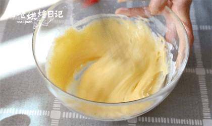 12月是什么颜色的?贝壳蛋糕来告诉你,成半流动状。将面糊分为两部分备用。