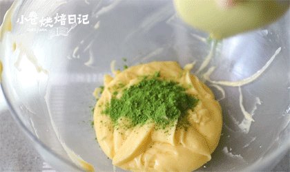 12月是什么颜色的?贝壳蛋糕来告诉你,另一半筛入抹茶粉,拌匀。