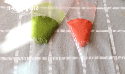 12月是什么颜色的?贝壳蛋糕来告诉你,分别装入裱花袋,放至一遍静至15分钟左右。