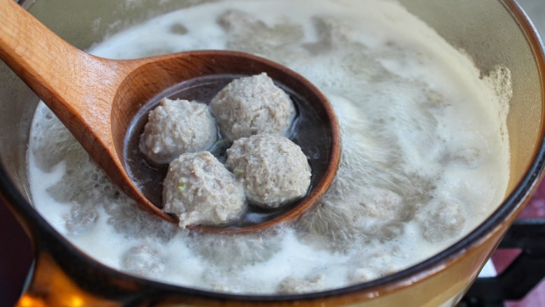 小白菜丸子汤,将肉丸一个一个的下入锅中,大火煮两分钟