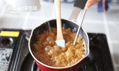 我有一款淡淡红茶口感的太妃糖,你心动了吗?,小火加热并不断搅拌,随着温度上升开始沸腾起泡,加入盐,大约熬煮20分钟左右,用温度计测温,煮至117℃离火。(你也可以放入自己喜欢的坚果,搅拌均匀)