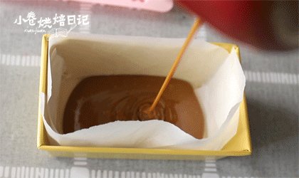 我有一款淡淡红茶口感的太妃糖,你心动了吗?,倒入模具中冷却。夏季需入冰箱,冬季室温放凉,约30-60分钟凝固至略软状态。