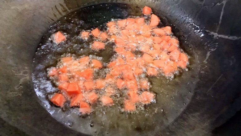 炒饭秀~黄金混蛋炒饭,小火煸炒30秒