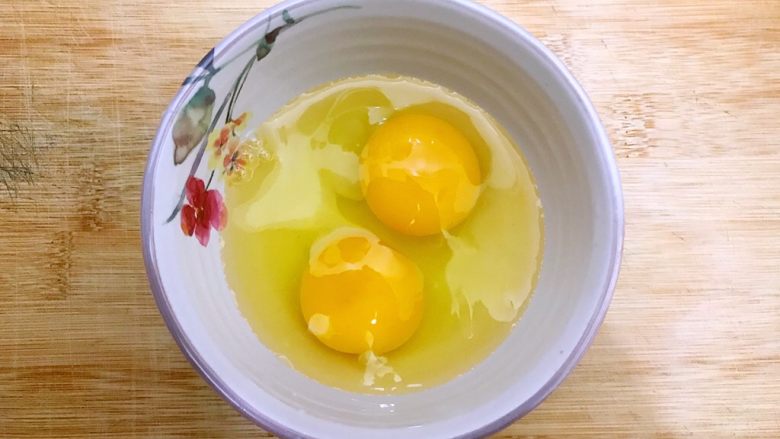 炒饭秀~黄金混蛋炒饭,<a style='color:red;display:inline-block;' href='/shicai/ 9'>鸡蛋</a>打入碗内,不要打散,备用