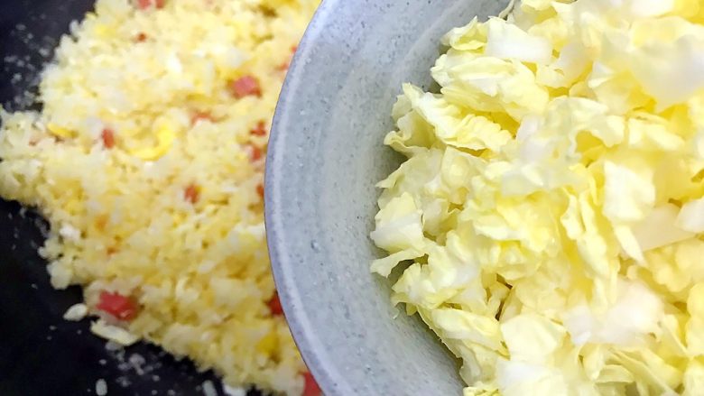 炒饭秀~黄金混蛋炒饭,加入大白菜末