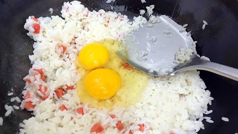炒饭秀~黄金混蛋炒饭,将鸡蛋倒上去