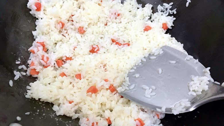 炒饭秀~黄金混蛋炒饭,用锅铲将米饭整平整