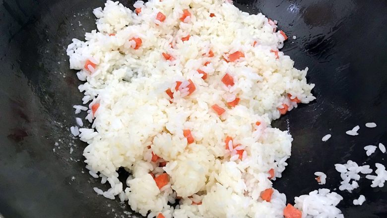 炒饭秀~黄金混蛋炒饭,翻炒均匀,尽量把米饭打散