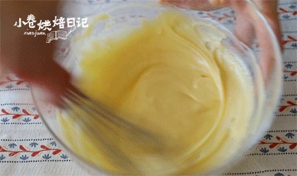两分钟教会你圣诞款甜甜圈,轻松俘获吃货芳心,加入玉米油,搅拌至柔滑。