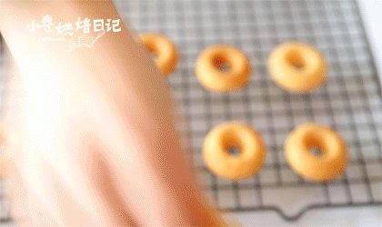 两分钟教会你圣诞款甜甜圈,轻松俘获吃货芳心,甜甜圈出炉取出放晾架晾凉。
