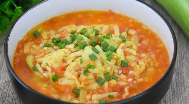 西葫芦最强做法来袭,解决3碗米饭没问题!,盛出,撒上葱花点缀即可