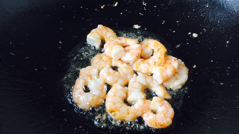 #炒饭秀# 番茄虾仁炒饭,虾仁煸炒到颜色变粉,盛出备用。
