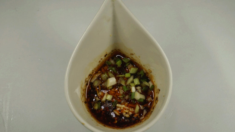 白肉凉面,将蒜米、<a style='color:red;display:inline-block;' href='/shicai/ 3729'>白糖</a>、<a style='color:red;display:inline-block;' href='/shicai/ 4965'>红油</a>、<a style='color:red;display:inline-block;' href='/shicai/ 692'>酱油</a>、<a style='color:red;display:inline-block;' href='/shicai/ 750'>陈醋</a>、葱花、盐拌匀调成汁