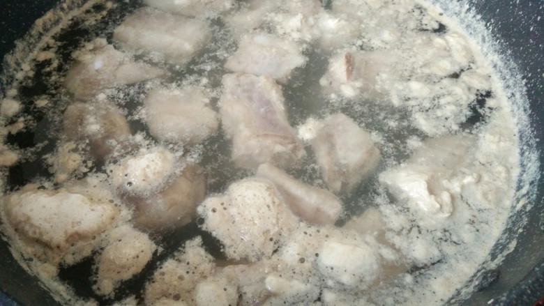 糖醋排骨,焯出血水,去除浮沫。