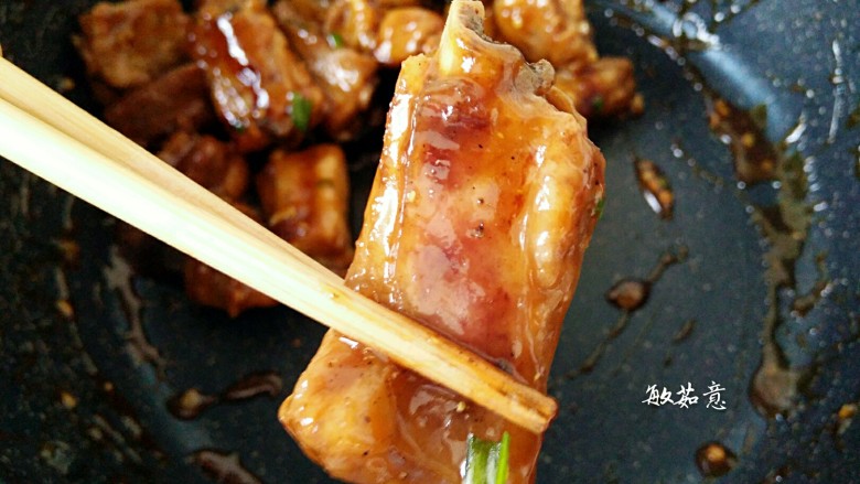 糖醋排骨,看吧,均匀地裹满了糖醋汁