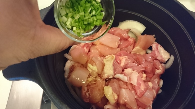 親子丼,小蔥撒上，留一點等等做裝飾哦。