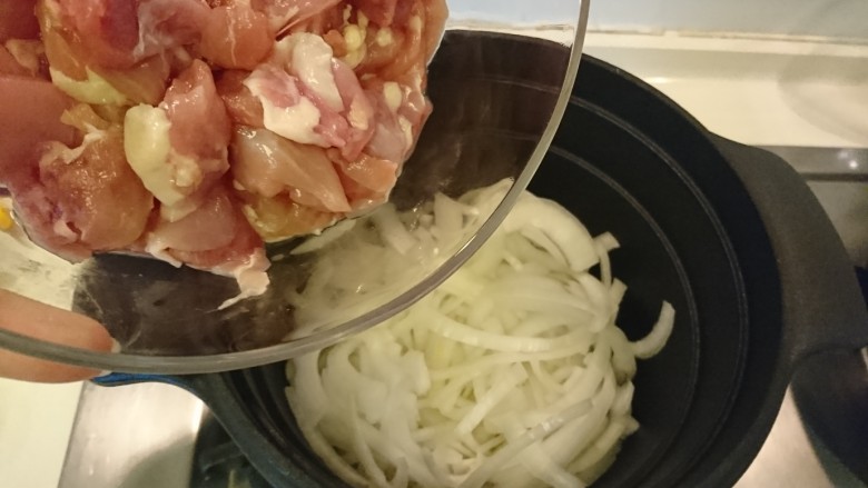 親子丼,雞腿肉鋪上去。