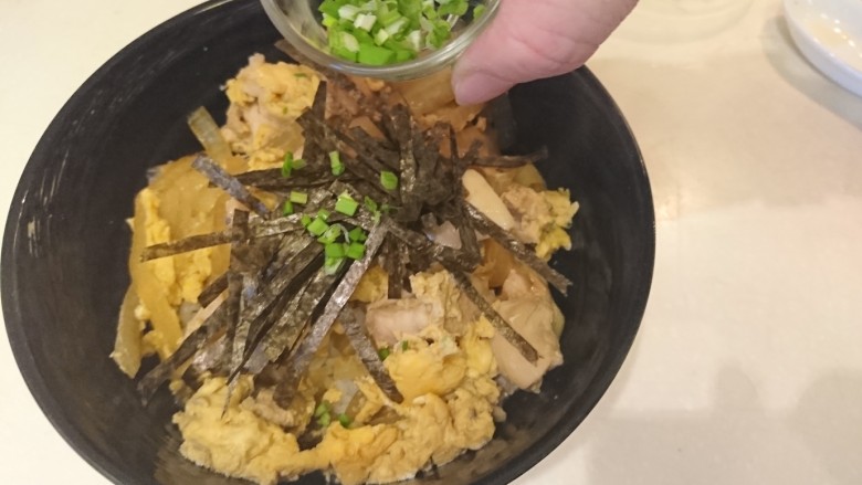 親子丼,撒上蔥花。