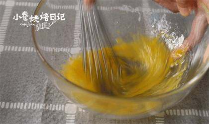 烤年糕?你太天真了:这款西式烤年糕让你乐不思蜀!,<a style='color:red;display:inline-block;' href='/shicai/ 9'>鸡蛋</a>和油全部倒入一个容器中,搅拌均匀