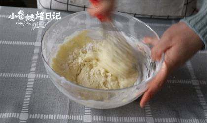 烤年糕?你太天真了:这款西式烤年糕让你乐不思蜀!,筛入糯米粉,搅拌均匀