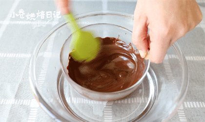 冬天绝对不能错过的甜蜜就是这款布朗尼蛋糕了,黑巧克力隔水融化,放在一边降温。