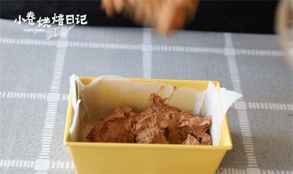 冬天绝对不能错过的甜蜜就是这款布朗尼蛋糕了,布朗尼面糊倒入模具,180°烤20分钟。