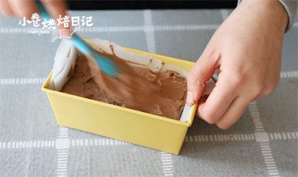 冬天绝对不能错过的甜蜜就是这款布朗尼蛋糕了,布朗尼面糊倒入模具,180°烤20分钟。