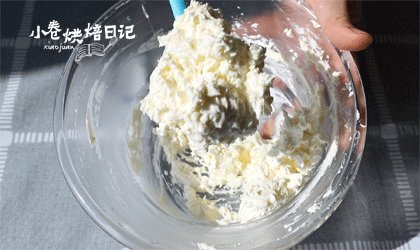 饿了？就来一片罗马盾牌吧！一口一个香脆,首先制作饼干部分，黄油软化彻底，加糖粉打发至颜色发白，体积膨胀。
